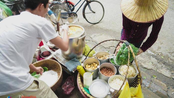 7 quán bún đầy ắp riêu vừa ngon vừa rẻ khỏi chê ở Hà Nội