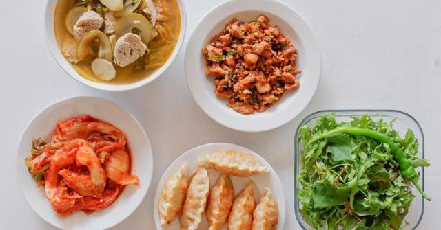 9X Quảng Bình ngày nào cũng nấu đủ món cho 7 người ăn, chồng thích thú chẳng chê bao giờ
