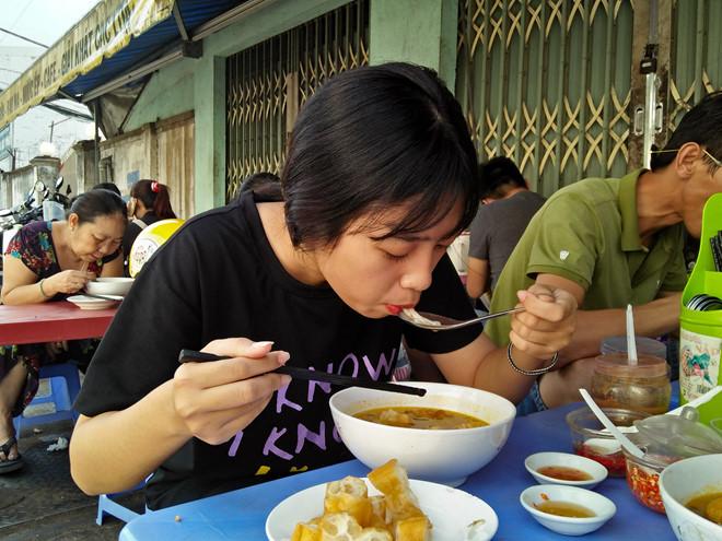 Ăn bánh canh cua đồng, người Sài Gòn 'bất ngờ' vì đặc sản miền Tây