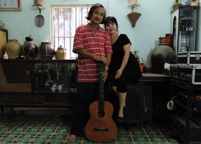 Ăn ly đá đậu miền Tây bán suốt 40 năm của đôi vợ chồng yêu nhạc bolero