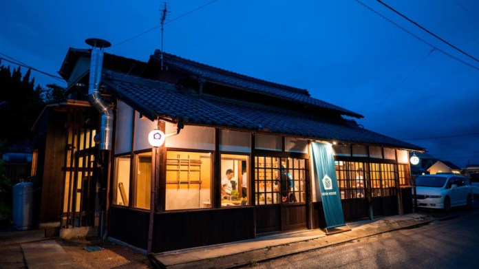Ăn, ngủ và học làm mì udon ngay trong tiệm tại Nhật Bản