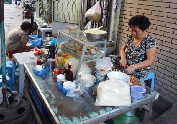 Ăn thử "hủ tiếu bà Lan" 25 năm trên đường Điện Biên Phủ