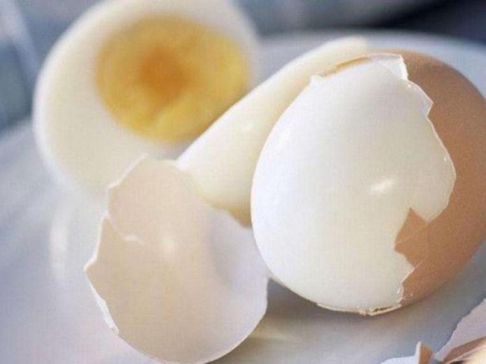 Ăn trứng không chuẩn thế này chỉ rước độc tố vào người, bỏ gấp kẻo 'tiền mất tật mang'