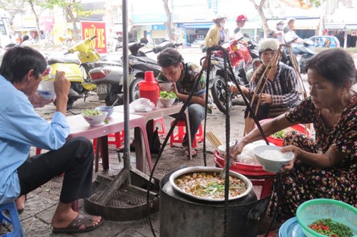Ăn vặt trong chợ Đông Ba