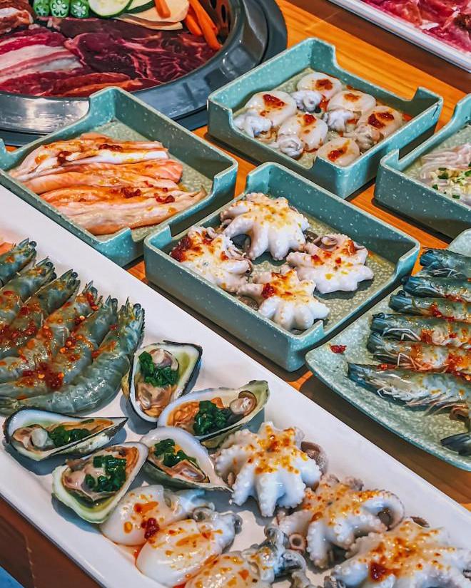 Bạn chọn ăn hải sản “hạt dẻ” vỉa hè hay hải sản kiểu buffet “chanh xả”?