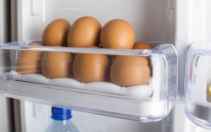 Bạn nghĩ mình sáng suốt khi cất trứng ở vị trí này trong tủ lạnh nhưng thật ra là sai bét nhè, đổi ngay trước khi trứng hỏng hàng loạt