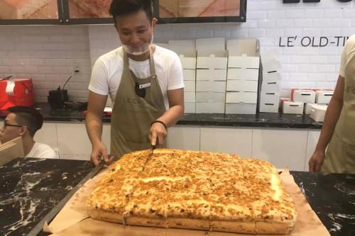 Bánh bông lan phô mai khiến người Sài Gòn xếp hàng dài chờ đợi