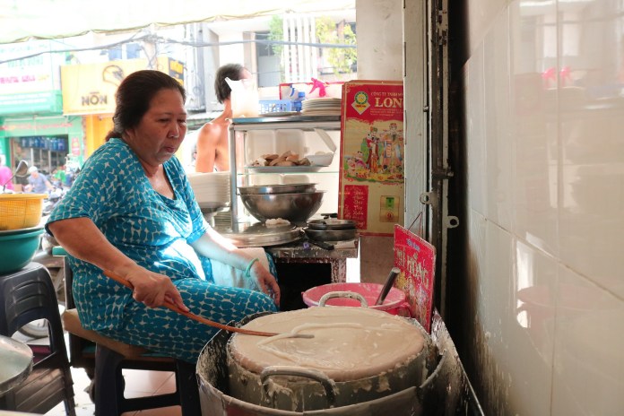 Bánh cuốn 'hàng hiệu' 35 năm gần chợ Bà Chiểu: Bà chủ tự tay đổ bánh