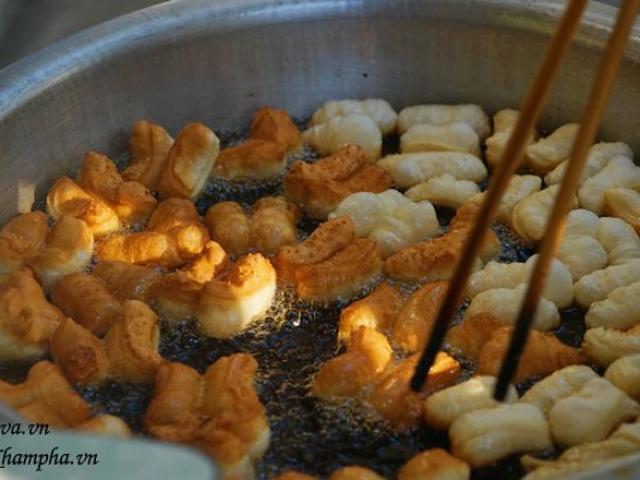 Bánh đùi gà nhỏ nhất Hà Nội, quán hàng chục năm không cần ghế vẫn nườm nượp khách