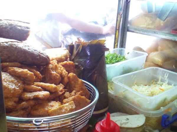 Bánh mì chuyên chả nườm nượp khách ở Hà Nội
