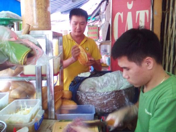 Bánh mì chuyên chả nườm nượp khách ở Hà Nội