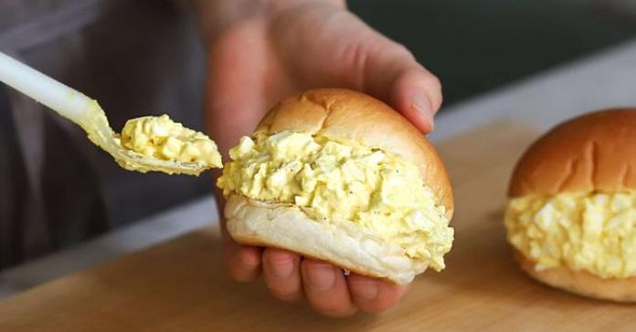 Bánh mì kẹp trứng thì quen lắm rồi nhưng làm thế này thì ngon hơn hẳn