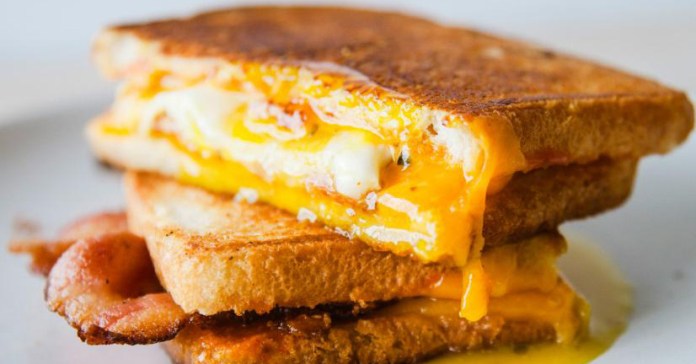 Bánh mì trứng sandwich ăn sáng nhàm quá rồi, giờ làm trứng sandwich phô mai mới là thời thượng cơ