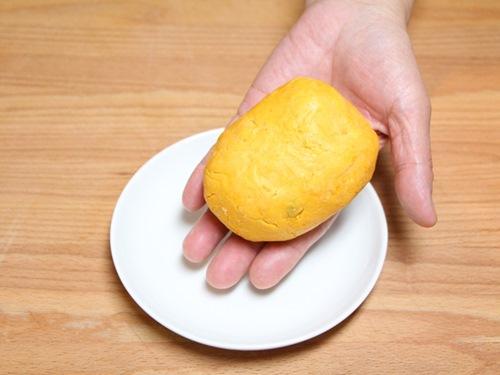 Bánh nếp bí đỏ lăn dừa đơn giản, dễ làm