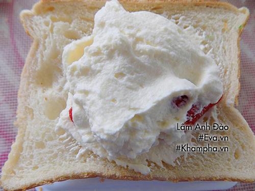 Bánh sandwich kẹp kem tươi trái cây ngon mát