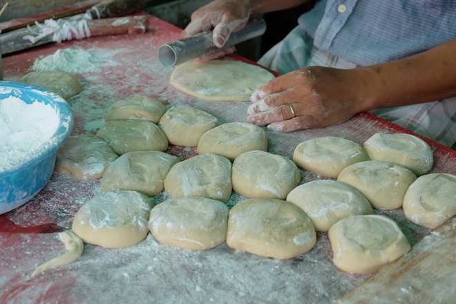 Bánh tiêu giò chéo quẩy - món ăn chơi bình dân trăm năm tại Sài Gòn