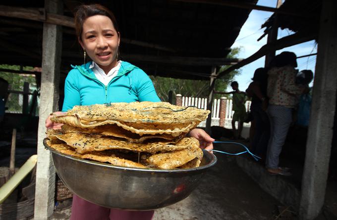 Bánh tráng nhúng đường dân dã của người Quảng Nam