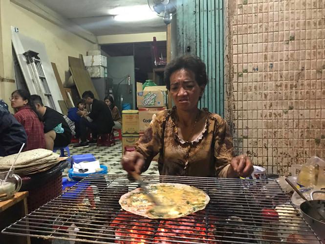 Bánh tráng nướng 'bà khùng' 20 năm ở Đà Lạt khiến người người mê tít