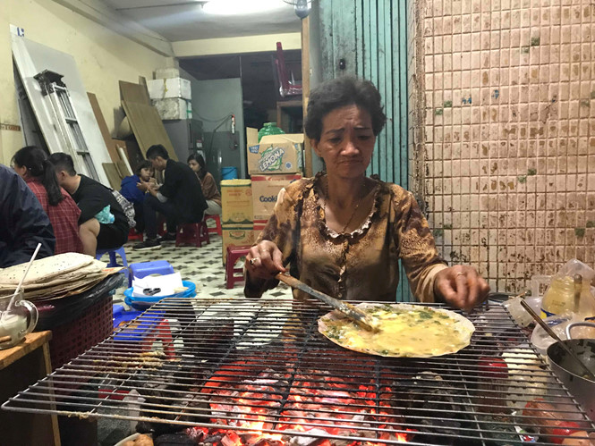 Bánh tráng nướng 'bà khùng' 20 năm ở Đà Lạt khiến người người mê tít