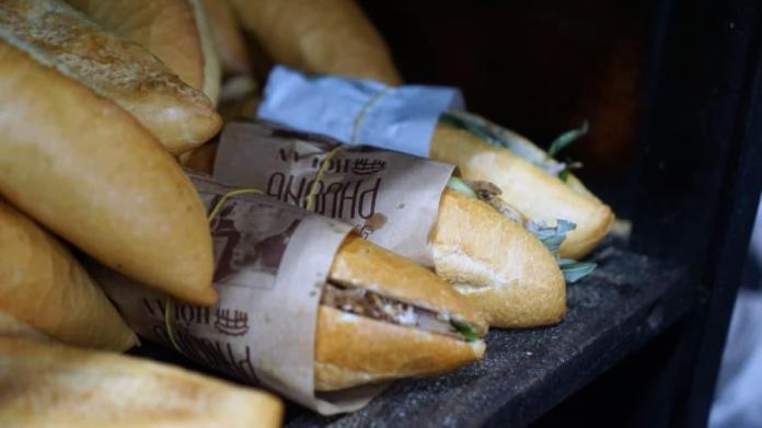 Báo Tây điểm danh những hàng bánh mì hút khách ở Hội An
