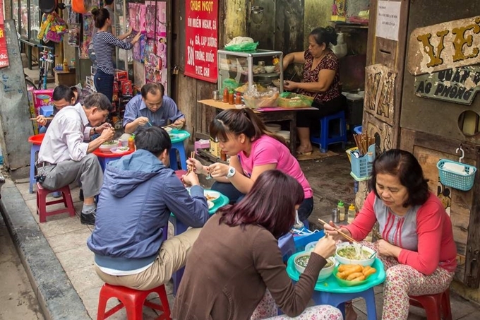 Báo Tây miêu tả ẩm thực đường phố Hà Nội 'chỉ nhìn thôi đã thòm thèm'