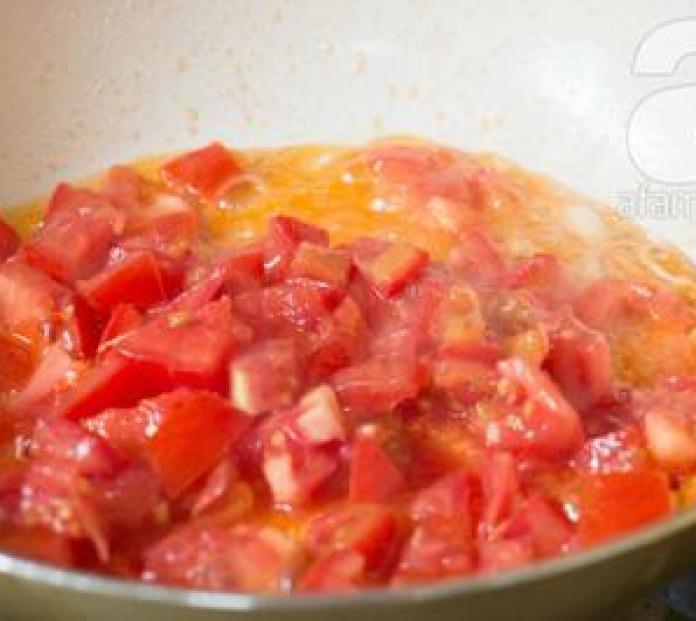 Bữa cơm gia đình thêm ngon với sườn cốt lết xốt cà chua