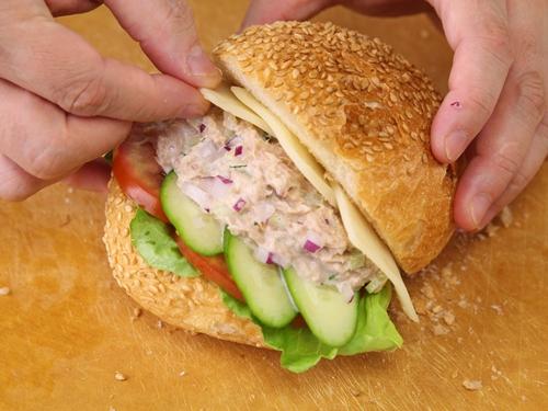 Bữa sáng nhanh gọn với bánh mì kẹp salad cá ngừ