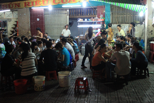Bún riêu cua nổi tiếng 20 năm ở Sài Gòn