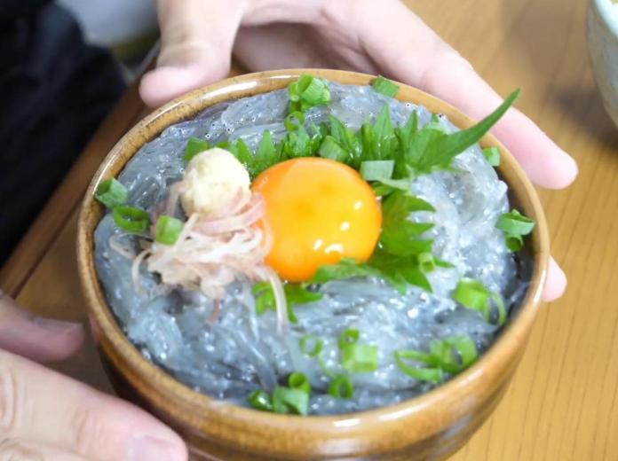 Cá cơm tươi trộn trứng sống - sự kết hợp lạ lùng trong ẩm thực Nhật
