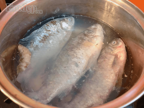 Cá diếc nấu rau răm tuyệt ngon cho ngày nắng nóng