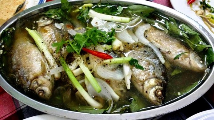 Cá diếc nấu rau răm tuyệt ngon cho ngày nắng nóng