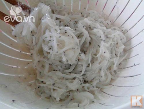 Cá ngần rim dừa sấy khô để dành ăn dần
