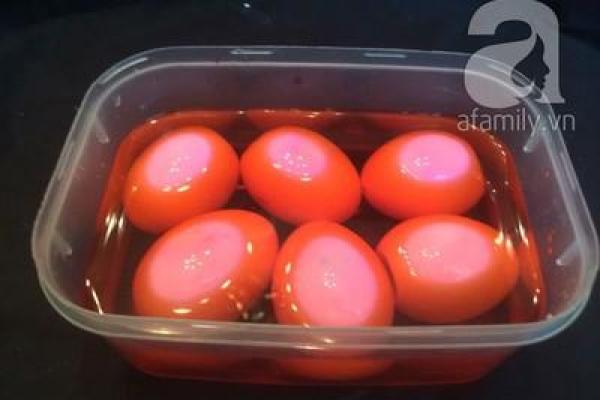 Cách an toàn để bạn làm trứng luộc màu hồng trong nháy mắt