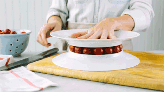 Cách cắt cà chua bi đơn giản, nhanh gọn