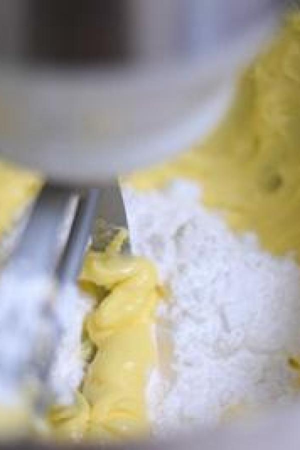 Cách làm bánh bông lan quả bơ hướng vị mới lạ không ngờ