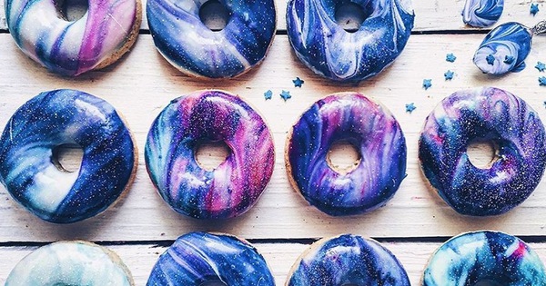 Cách làm bánh Donut Galaxy cực long lanh bằng nước màu huyền diệu