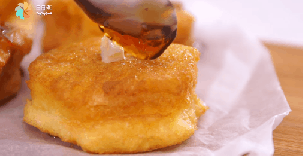 Cách làm bánh mì gối chiên bơ mật ong "sang" như nhà hàng?