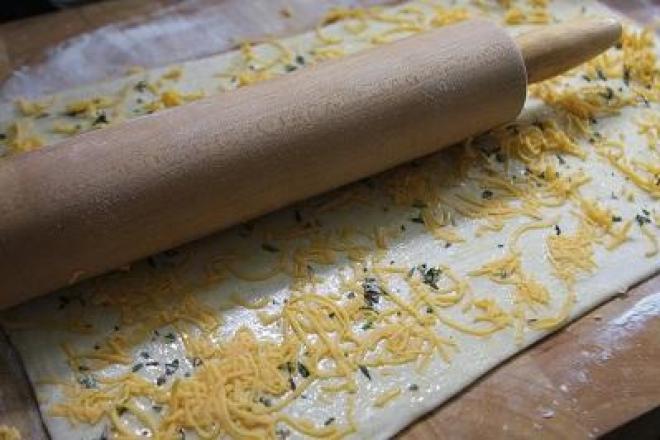 Cách làm bánh mì que phô mai vàng ươm, thơm phức rất hấp dẫn