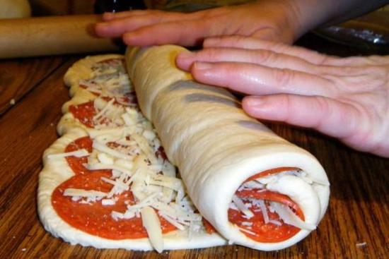Cách làm bánh pizza cuộn thơm ngon cực lạ