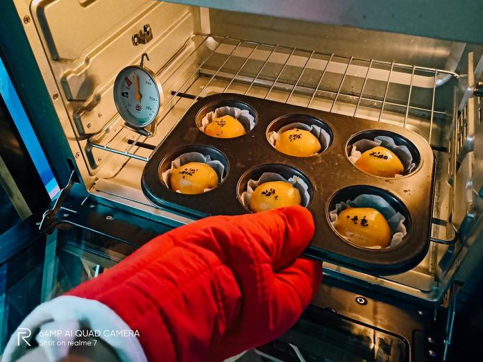 Cách làm bánh Trung thu trứng muối tặng người thân