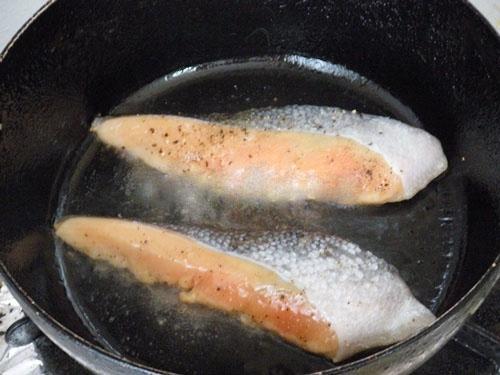 Cách làm cơm nắm cá hồi đầy đủ dinh dưỡng