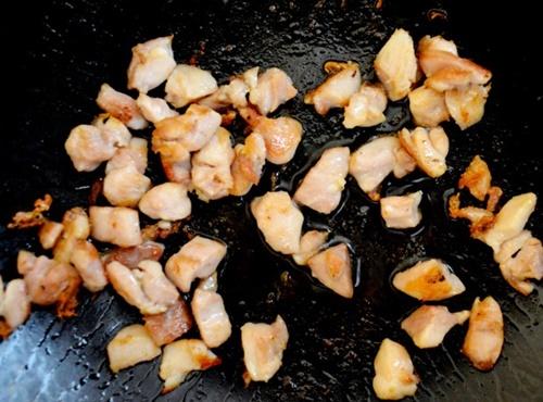 Cách làm cơm rang thịt gà cho bữa sáng ngon miệng