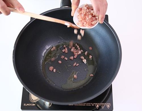 Cách làm cơm rang thịt xông khói ngon miệng, no bụng