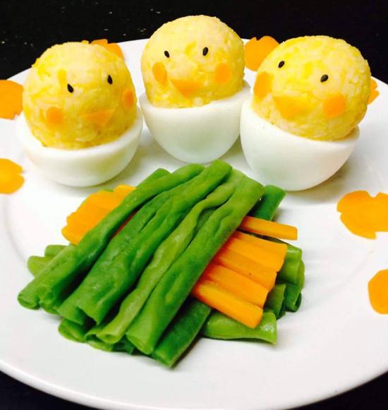 Cách làm cơm trứng với đậu đũa và cà rốt cho bé yêu