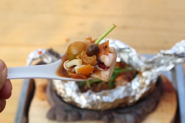Cách làm đậu hũ hải sản hấp giấy bạc mềm thơm