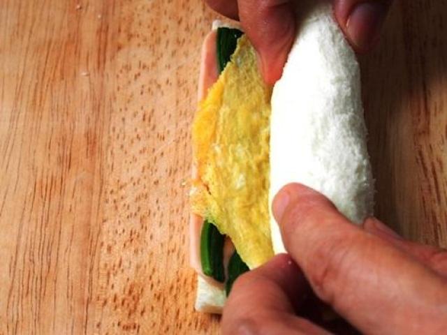 Cách làm món bánh mì sandwich cuộn trứng nhanh gọn, hấp dẫn