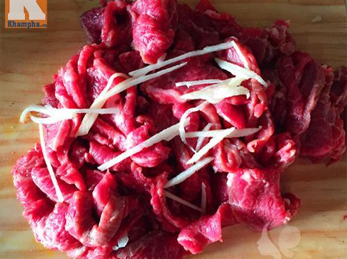 Cách làm món bò xào dưa chua bắp cải cho bữa cơm thêm ngon