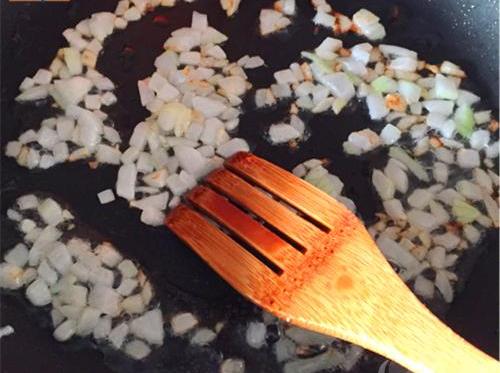 Cách làm món bò xào dưa chua bắp cải cho bữa cơm thêm ngon