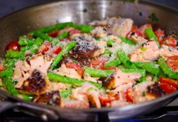 Cách làm món cá hồi xào đậu đũa và cà chua bi đẹp mắt, ngon miệng