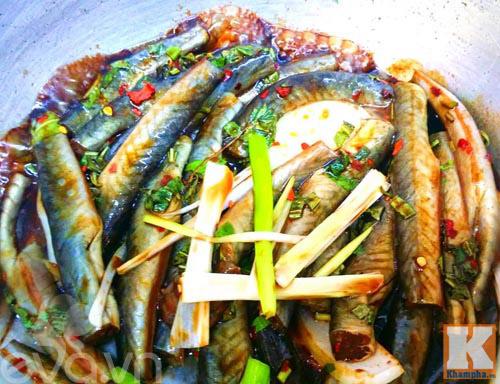 Cách làm món cá kèo kho rau răm đậm chất Nam Bộ